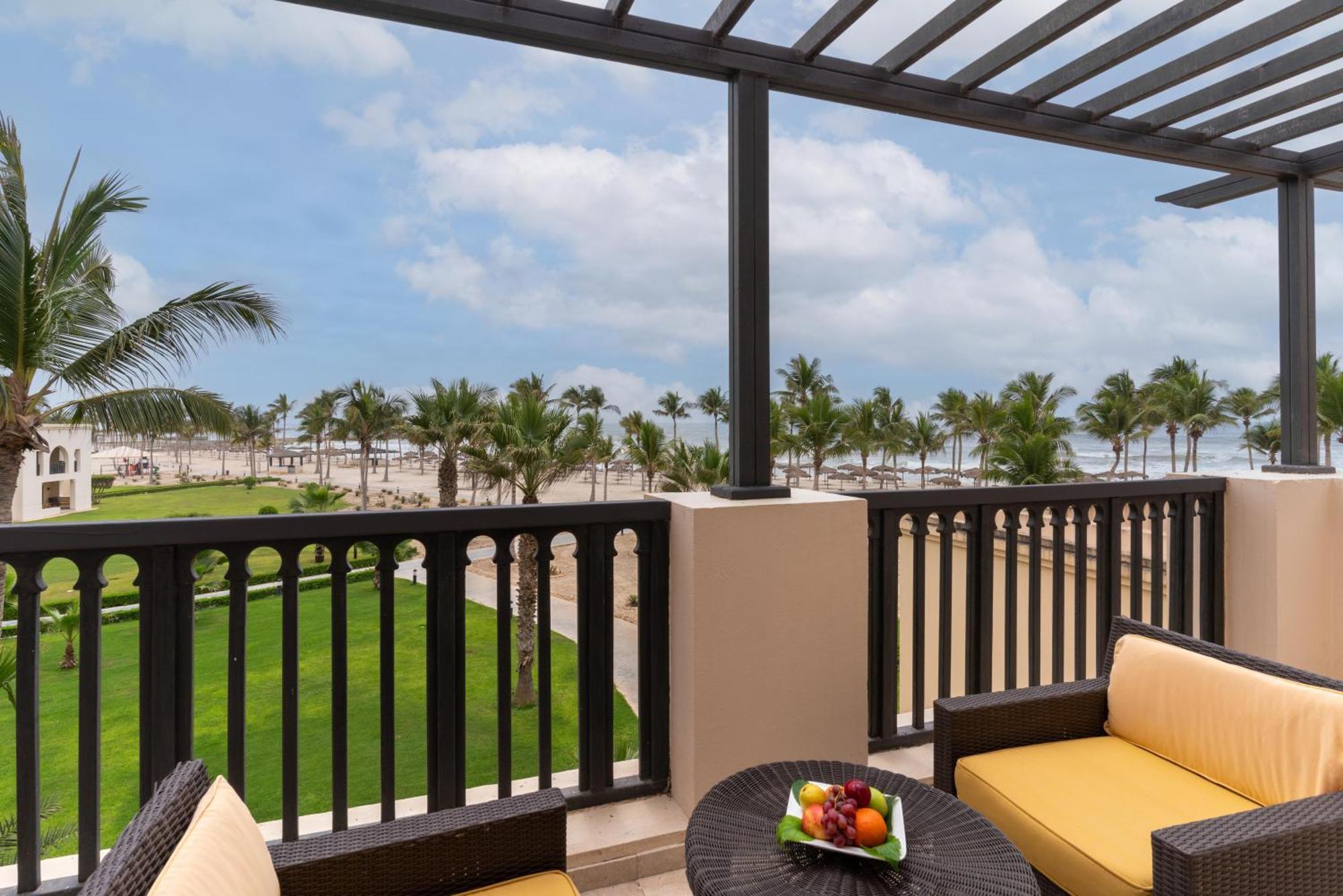 Salalah Rotana Resort Exterior foto A view from the balcony of a suite at the Jumeirah Beach Hotel